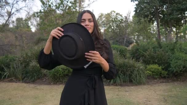 在4K的一个公园里 一个快乐的西班牙女人把她的软帽扔向空中 这是一个肤浅的焦点 — 图库视频影像