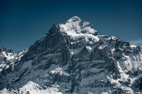 Ein Faszinierender Blick Auf Wunderschöne Schneebedeckte Felsige Berge — Stockfoto