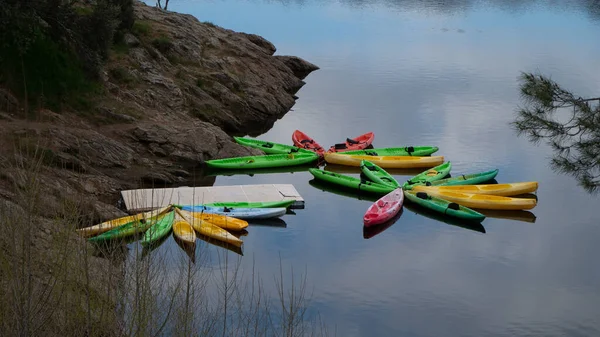 Una Foto Algunos Kayaks Multicolores Amarrados Aguas Tranquilas — Foto de Stock