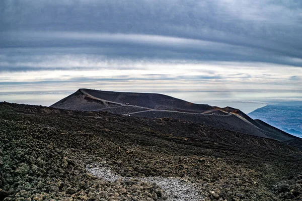 Lenyűgöző Panoráma Kilátás Etna Egy Vulkanikus Kráter Tenger Csodálatos Szürke — Stock Fotó