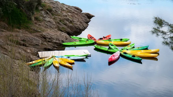 Kayaks Multicolores Amarrados Lago — Foto de Stock