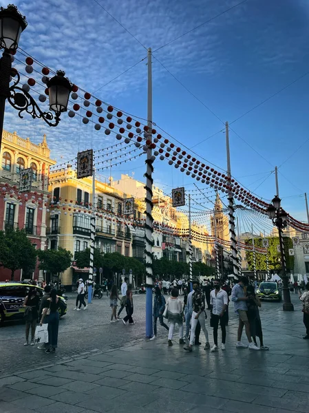 セビリア スペイン 2021年4月18日 背景にジラルダと4月のフェアの照明とセビリアのプラザサンフランシスコで歩く人々のグループ — ストック写真