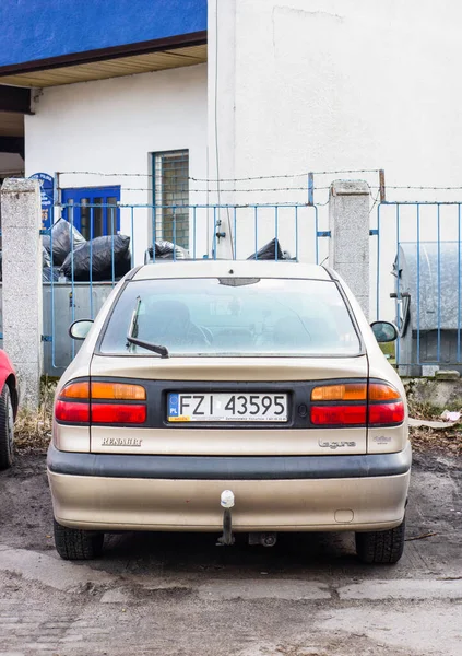 Познан Польша Апр 2016 Припаркованный Renault Megane Перед Металлическим Барьером — стоковое фото