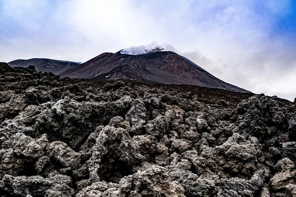 埃特纳火山喷出火山灰和烟雾 熔岩在前景中 天空是蓝色的 多云的 — 图库照片
