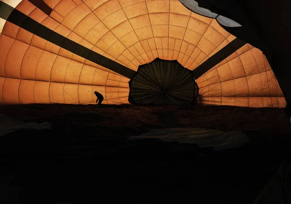 Piloto Para Dentro Enorme Globo Aire Caliente —  Fotos de Stock