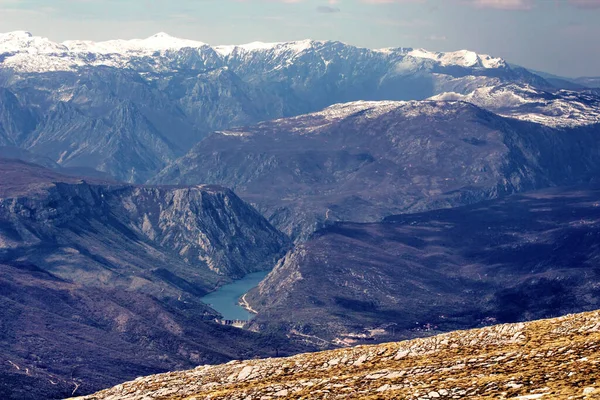 Ein Faszinierender Blick Auf Einen Fluss Umgeben Von Bergen — Stockfoto