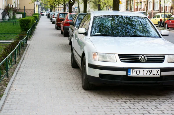 Poznan Polska Kwi 2013 Wiele Zaparkowanych Samochodów Pobliżu Ruchliwej Ulicy — Zdjęcie stockowe