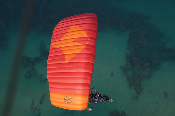 High Angle Shot Powered Paraglider Flying Ocean — Stock Photo, Image