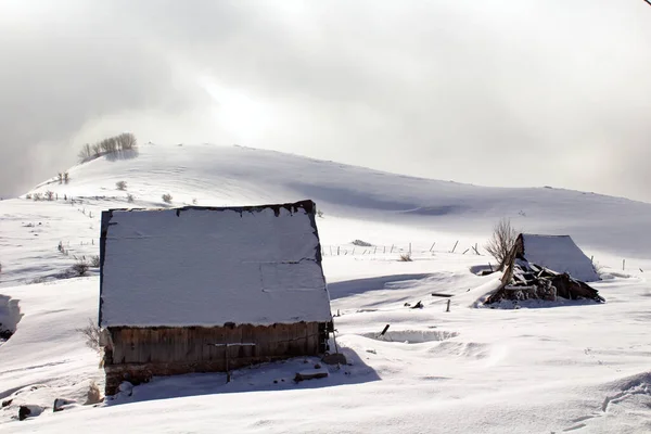 在多云的天空下 美丽的雪山和小房子的景色 — 图库照片