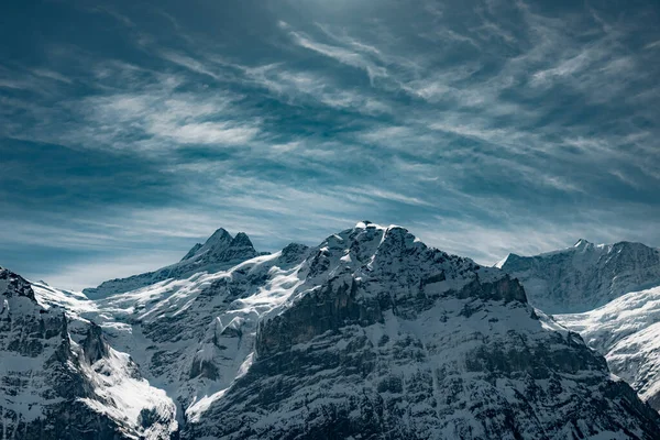 美丽的白雪覆盖的岩石山迷人的风景 — 图库照片