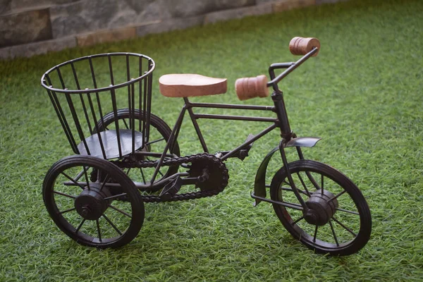 草の上に籠がある小型自転車用プランター — ストック写真