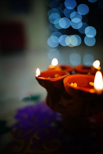 Zbliżenie Małych Świeczek Garnkach Niebieskimi Światłami Bokeh Tyłu Diwali Hinduski — Zdjęcie stockowe