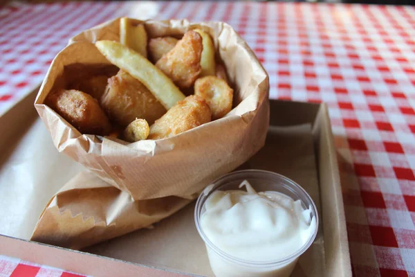 Primer Plano Papas Fritas Trozos Pollo Frito Con Mayonesa — Foto de Stock