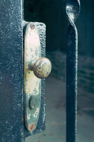 铁门柄铁门旧而粗糙的旋钮的垂直特写镜头 — 图库照片