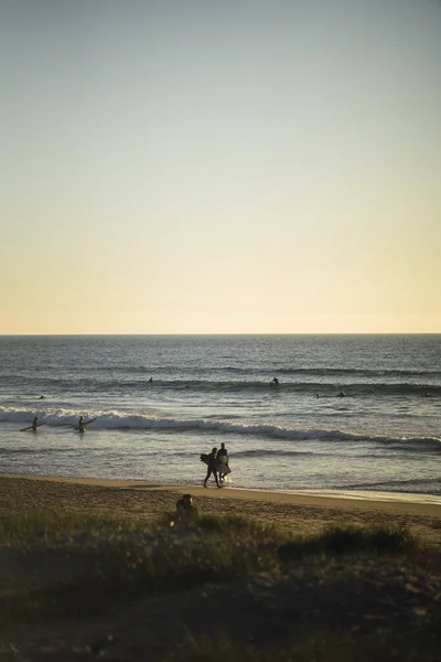 Festői Kilátás Egy Szörfös Sétál Strandon Egy Szörfdeszka Alatt Tiszta — Stock Fotó