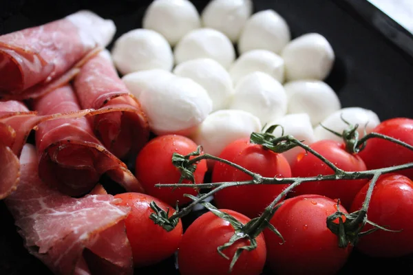 Closeup Shot Salami Tomatoes Mozzarella Balls Bowl — Stock Photo, Image