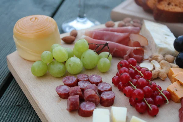 Zbliżenie Zestawu Sera Salami Prosciutto Winogron Degustacji Wina — Zdjęcie stockowe