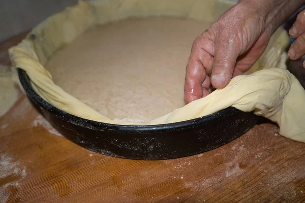 Tradiční Řecký Koláč Mlékem Rustikální Postarší Rolnice Pokrouceným Plechem Pšenice — Stock fotografie