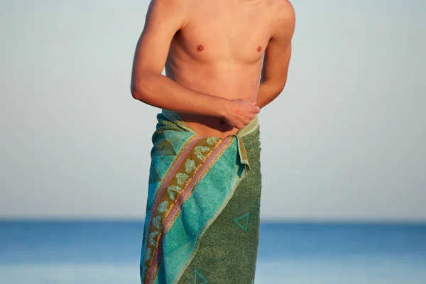 一张特写照片 拍的是一个年轻男子在海滨裹着一条嬉皮士海滩毛巾 — 图库照片
