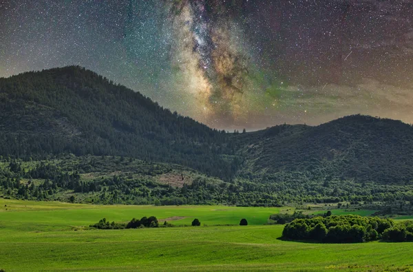 Die Milchstraße Sternenhimmel Über Bewaldeten Bergen — Stockfoto
