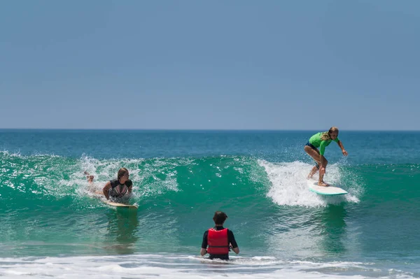 Varkala Índia Março 2020 Uma Fotógrafa Deitada Nas Águas Com — Fotografia de Stock