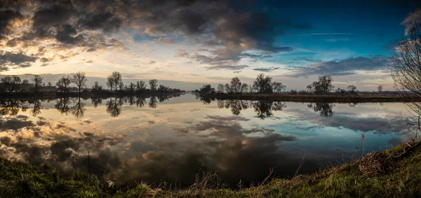 Tiro Hipnotizante Belo Pôr Sol Refletido Lago — Fotografia de Stock