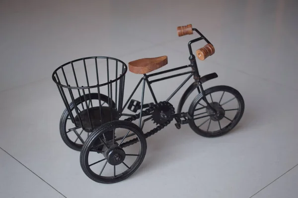 灰色の表面に籠が隔離された小型自転車用プランター — ストック写真