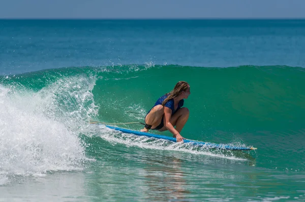 Varkala India Mrt 2020 Een Jarige Vrouw Een Longboard Surfen — Stockfoto