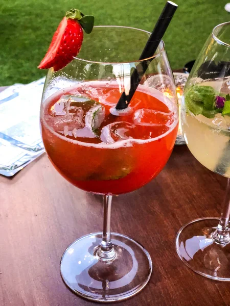 Fresco Cocktail Fragole Fuori Tavolo Legno — Foto Stock