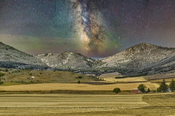 Láctea Belo Céu Estrelado Por Cima Das Montanhas — Fotografia de Stock