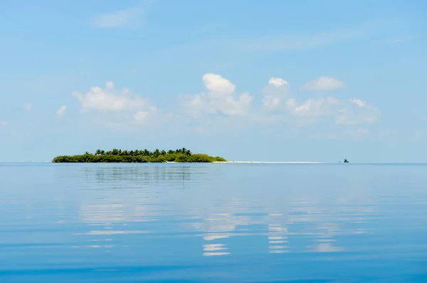 Una Hermosa Isla Tropical Distancia Con Agua Azul Claro Que — Foto de Stock