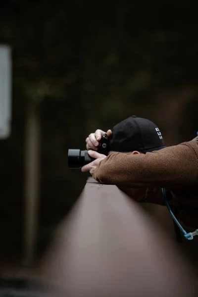 Vertikální Záběr Fotografa Fotografujícího Přírodě — Stock fotografie