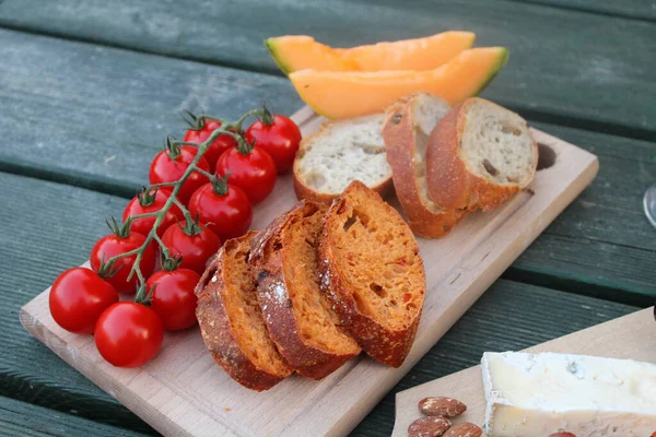 Zdjęcie Zbliżeniowe Drewnianej Deski Pomidorami Krojonym Chlebem — Zdjęcie stockowe