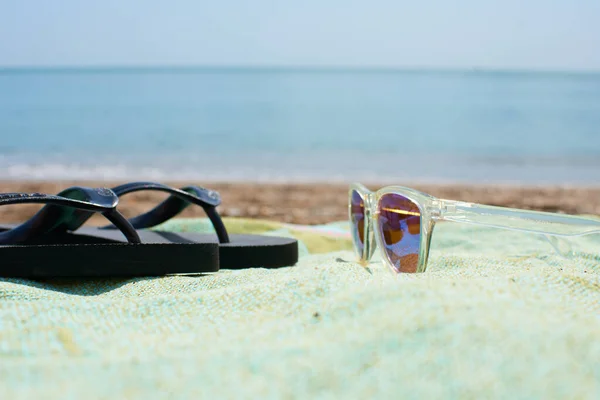 Closeup Shot Black Flip Flops Funky Sunglasses Beach — Stock Photo, Image