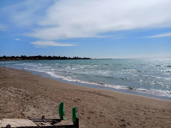 Parlak Bir Arka Planda Sahilde Eğlenen Bir Ailenin Manzaralı Bir — Stok fotoğraf