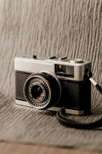 Una Toma Vertical Una Cámara Cine Sobre Fondo Texturizado — Foto de Stock