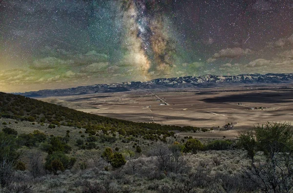 Vía Láctea Hermoso Cielo Nocturno Estrellado Sobre Las Montañas — Foto de Stock