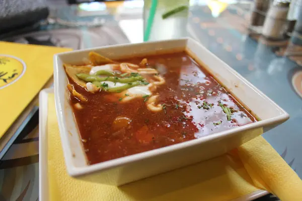 Primer Plano Una Deliciosa Sopa Roja Restaurante — Foto de Stock
