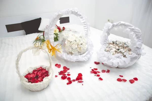 The beautiful white baskets with gifts and surprises for guests on the bed
