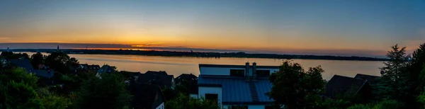 Vue Panoramique Lac Entouré Bâtiments Lors Magnifique Coucher Soleil Campagne — Photo