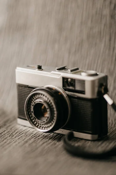 Вертикальный Снимок Камеры Текстурированном Фоне — стоковое фото