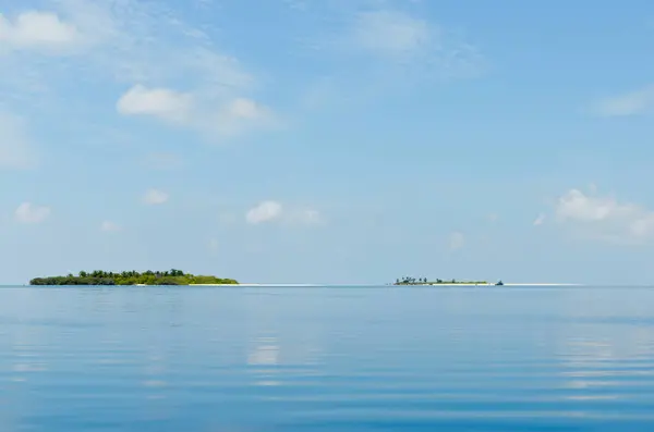 Una Pequeña Isla Tropical Distancia Agua Azul Brillante Debajo Pequeñas — Foto de Stock