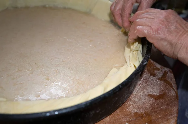 Torta Grega Tradicional Com Leite Rústico Por Uma Mulher Idosa — Fotografia de Stock