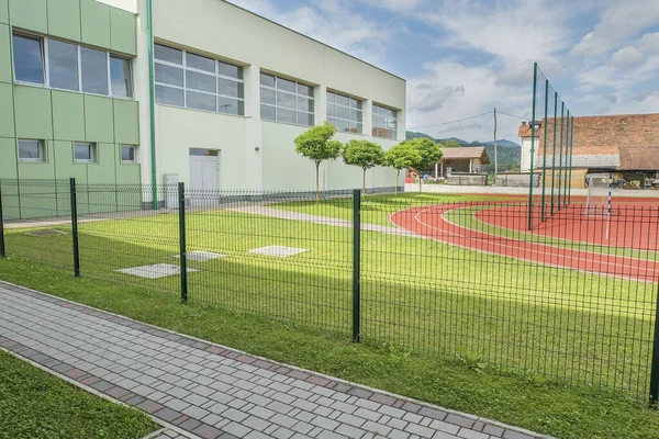 Park Und Gehweg Auf Dem Schulgelände Mit Bäumen Und Metallzäunen — Stockfoto