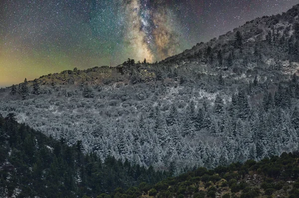 Die Milchstraße Sternenhimmel Über Verschneiten Bewaldeten Bergen — Stockfoto