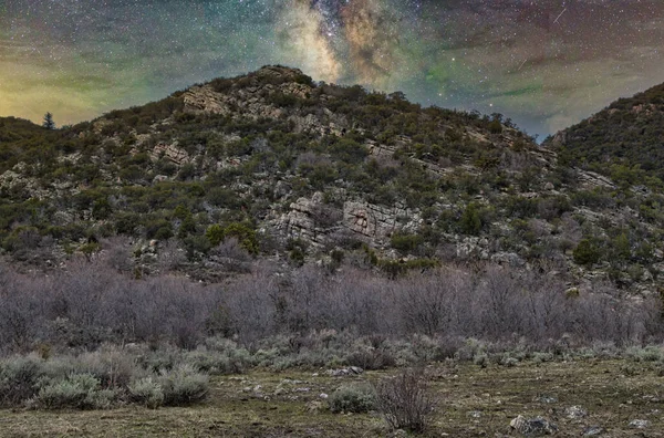 Vía Láctea Cielo Nocturno Estrellado Sobre Montañas Boscosas —  Fotos de Stock