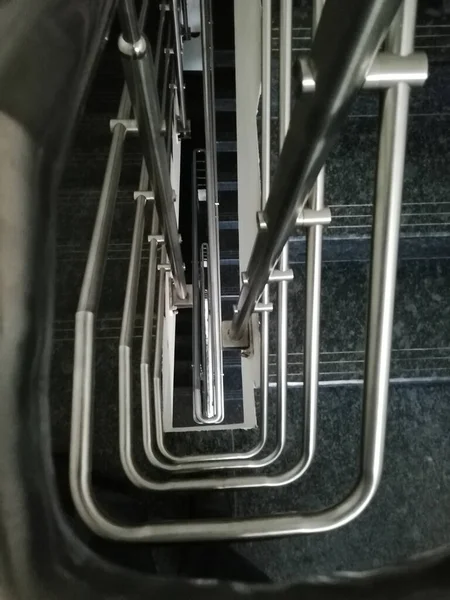 Una Toma Ángulo Alto Una Escalera Caracol Moderna Edificio — Foto de Stock