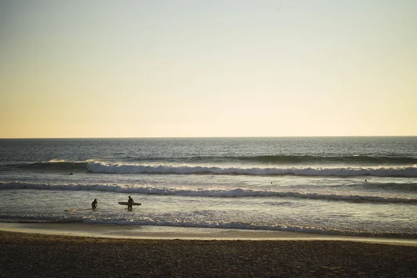 Açık Bir Gökyüzünün Altında Sörf Tahtası Taşıyan Bir Sörfçünün Manzarası — Stok fotoğraf