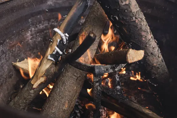 Nahaufnahme Eines Brennenden Feuers Mit Holz — Stockfoto