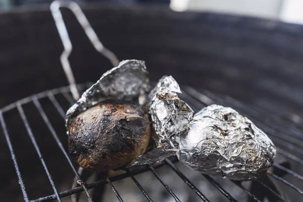 Primer Plano Papas Papel Aluminio Tostado Una Parrilla —  Fotos de Stock